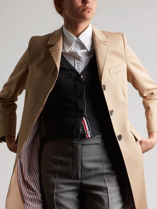 Comment styliser un costume féminin avec des accessoires en or pour une réception?