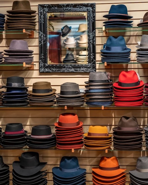 Quelles astuces pour porter des chapeaux élégants lors d'événements extérieurs en été ?
