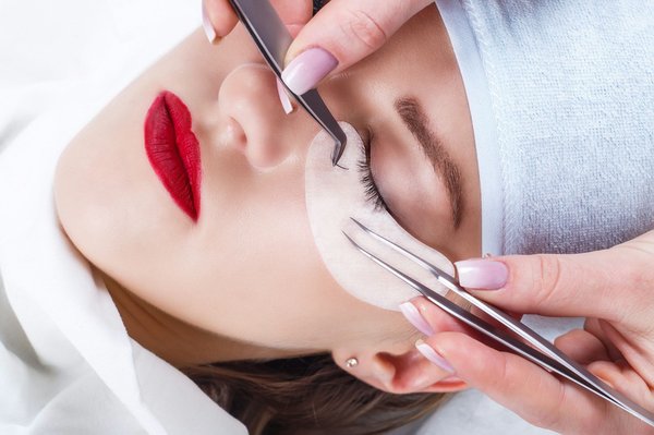 Découvrez la formation extension de cils à prix réduit !